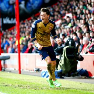 Arsenal back in EPL title race with win at Bournemouth