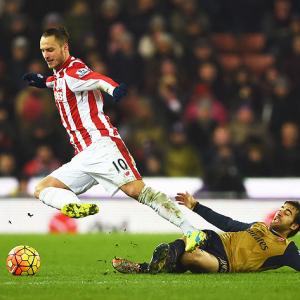 EPL PHOTOS: Arsenal go top after draw at Stoke; United win at Liverpool