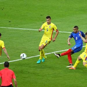 Payet's late stunner helps France floor Romania in Euro opener