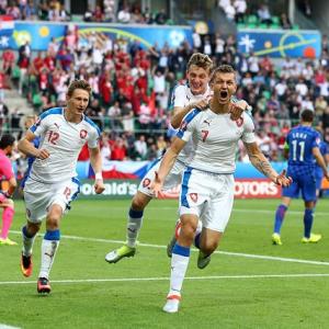 Euro 2016: Czechs erase Croatia's two-goal deficit amidst flare disruption