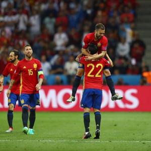 Euro 2016: Spain coasts into last 16 with rout of Turkey