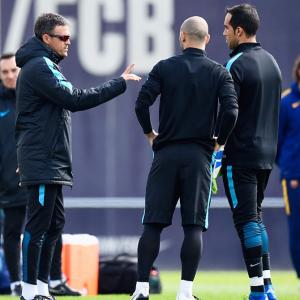 Bravo calf injury a worry for Barca in title chase