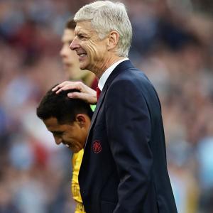 Arsenal snatch last-gasp win for Wenger's 20th anniversary