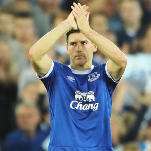 Everton manager hails 'perfect player' Barry