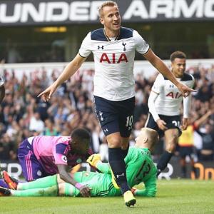 EPL PHOTOS: Tottenham's Kane sinks Sunderland then stretchered off