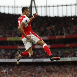 Arsenal blank Chelsea after first half blitz