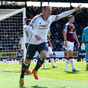 EPL: Rooney scores on return as United close in on City