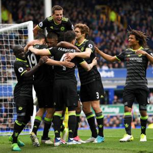 Chelsea inch closer to EPL title with win at Everton