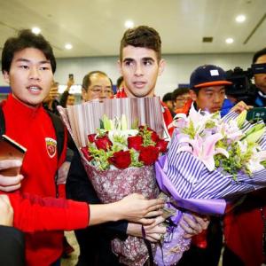 Oscar arrives in China to Shanghai SIPG fans cheers