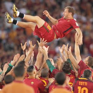 Tears flow as Totti bids farewell to Roma after 25 years