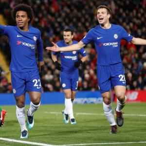 Late Willian goal earns Chelsea point at Liverpool