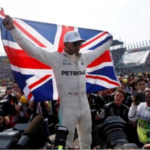 Hamilton collides but wins fourth title
