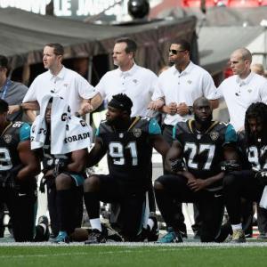 PHOTOS: NFL players defy Trump; link arms in solidarity