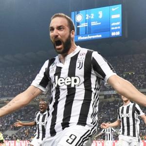 Juve score twice in last five minutes to sink 10-man Inter