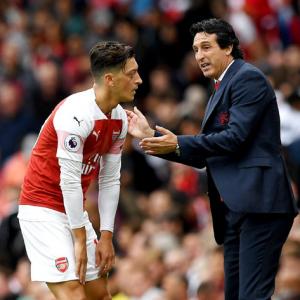 Emery denies rift with Ozil after first Arsenal victory