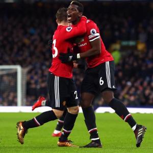 PHOTOS: United ease past Everton, Liverpool clinch late win