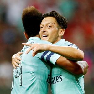 Ozil shines on return as Arsenal crush PSG in Singapore