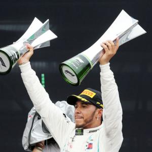 PIX: Hamilton wins Brazil GP and 5th F1 title despite engine trouble