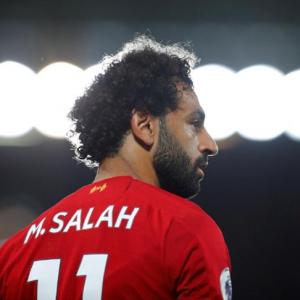 Football Extras: Salah comforts star-struck fan