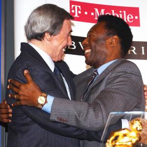 Pele pays tribute to 'goalkeeper with magic' Banks