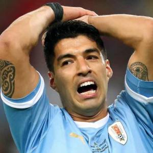 Suarez appeals for penalty for handball by goalkeeper