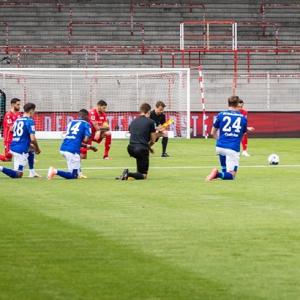 PIX: More German teams kneel before games