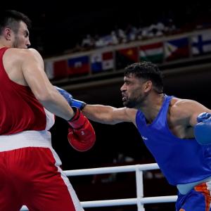 Gutsy Satish Kumar goes down to World champ Jalolov