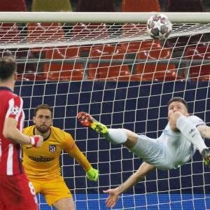 PIX: Chelsea take slender lead; Bayern thrash Lazio