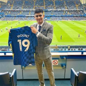 Chelsea's Mount gifts jersey to Gill