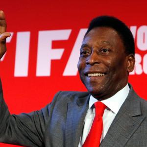 Pele says he remains 'strong' amid cancer battle