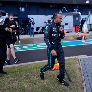 Hamilton removes nose pin ahead of British GP practice