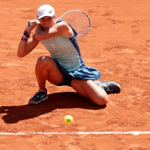 French Open: Swiatek sets up semis date with Kasatkina
