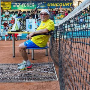 World's oldest tennis player stays put in Ukraine