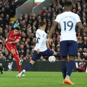 PIX: Liverpool suffer title blow, Chelsea held