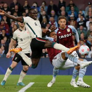Klopp lauds Mane as Liverpool stay in title hunt