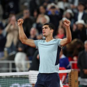 French Open: Djokovic advances, Azarenka crashes out