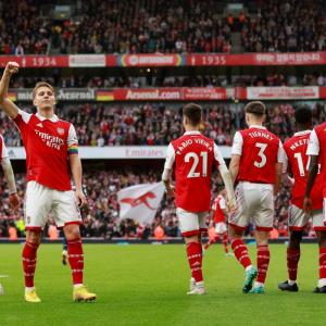EPL PIX: Arsenal go back on top in style