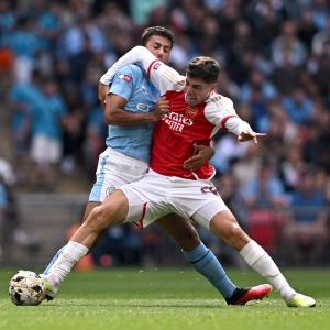 Arsenal down City in shootout to win Community Shield