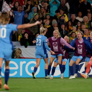 Women's WC: Eng break Aus hearts to storm into final