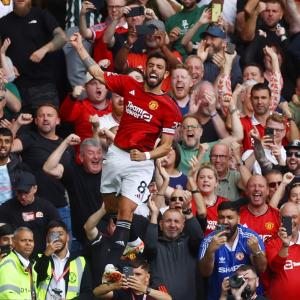 EPL PIX: Fernandes inspires United comeback victory