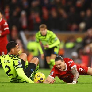 EPL PIX: Arsenal levels Liverpool; tops Xmas table