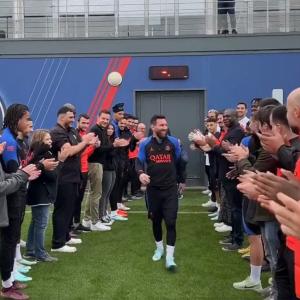 PSG Teammates Give Messi Guard Of Honour