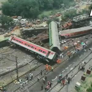 Kohli, Zareen offer prayers for train tragedy victims