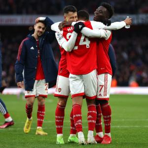 PIX! Arsenal survive massive scare with thrilling win