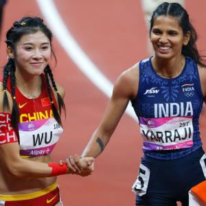 Chinese runner apologises amidst controversy