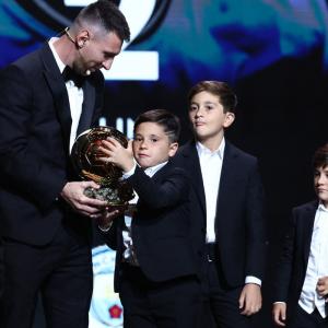 Messi dedicates his eighth Ballon d'Or to Maradona