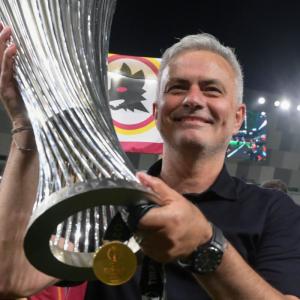 AS Roma sack Mourinho after poor run of results