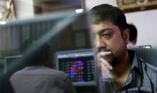 RIL, bank stocks drag Sensex down by 790 points