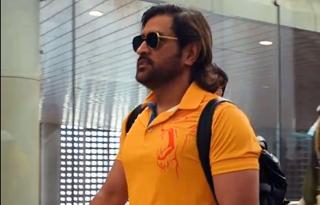 Dhoni's Stylish Entry In Lucknow
