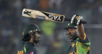 Pakistan edge past Bangladesh; India knocked out of Asia Cup